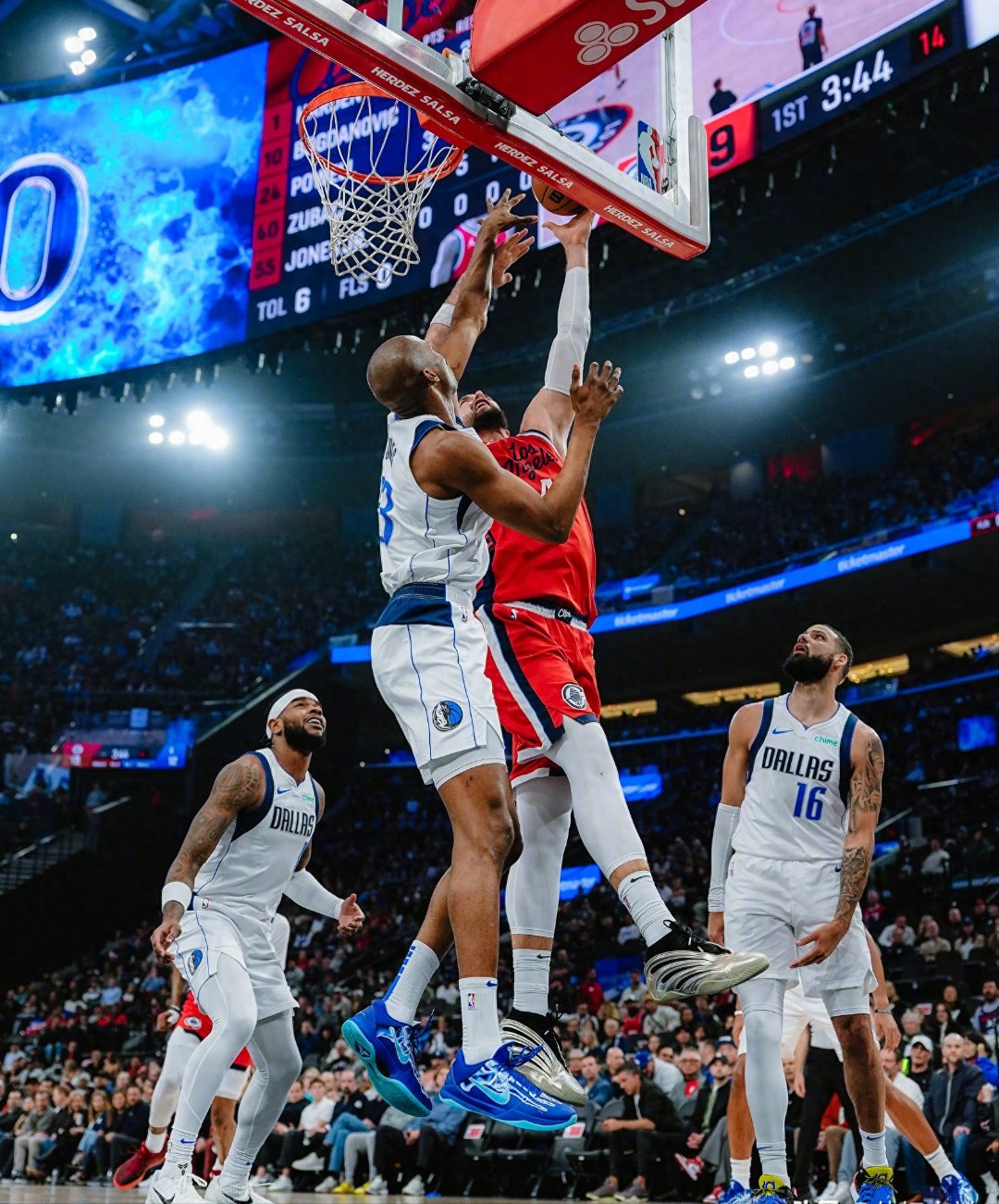 开云体育手机版-NBA常规赛冲刺阶段走向成谜，洛杉矶快船刷新队史纪录，压力陡增，年轻球员得到机会的简单介绍